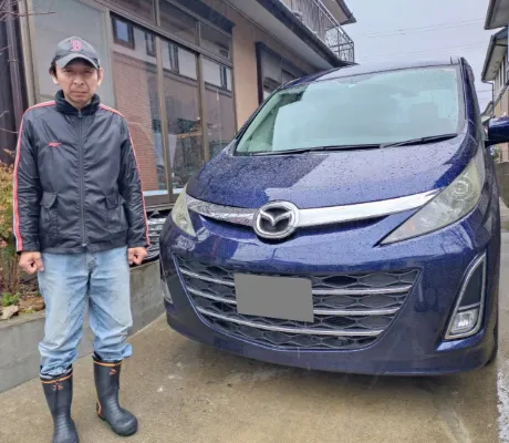 自動車とその横に立っている男性の写真