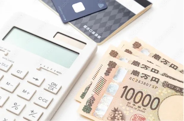 電卓と一万円札数枚と通帳