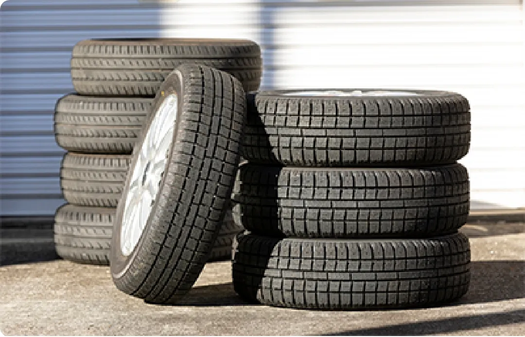 タイヤが積み重なっている様子