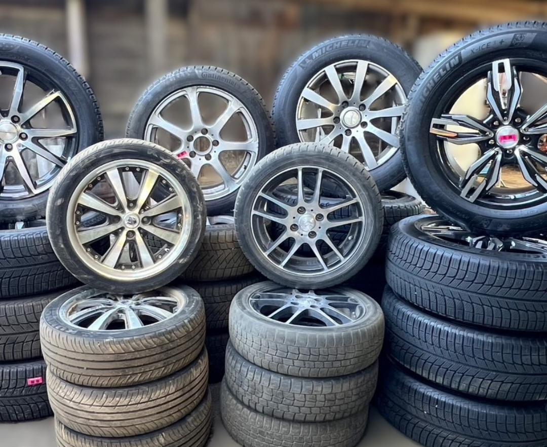 タイヤが積まれている写真